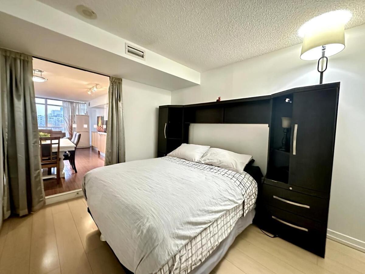 Spacious 2bdrms & 2baths With 3 Real Beds Apartment Toronto